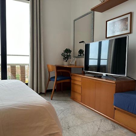 Lets Holidays Apartment Sea Views In Барселона Екстериор снимка