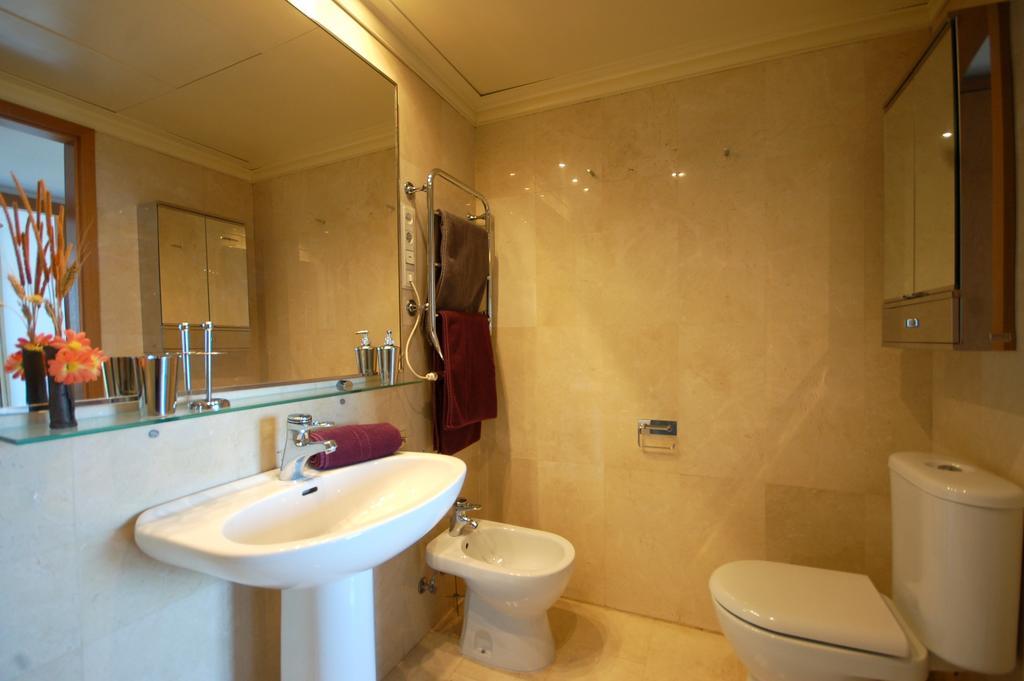 Lets Holidays Apartment Sea Views In Барселона Стая снимка