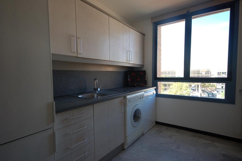 Lets Holidays Apartment Sea Views In Барселона Стая снимка