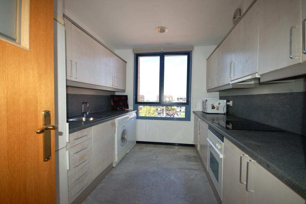 Lets Holidays Apartment Sea Views In Барселона Стая снимка