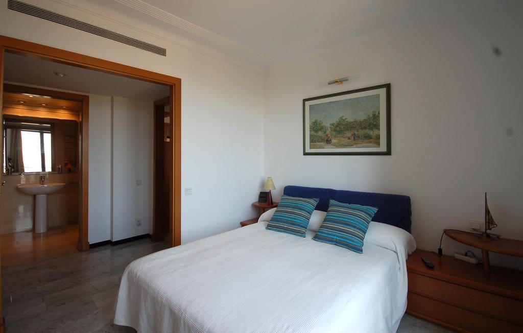 Lets Holidays Apartment Sea Views In Барселона Стая снимка