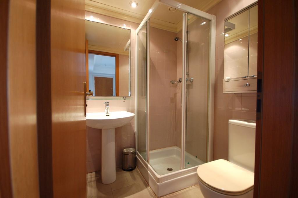 Lets Holidays Apartment Sea Views In Барселона Стая снимка